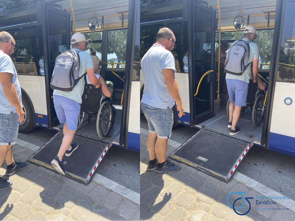 Η διαδικασία επιβίβασης με την ειδική ράμπα στην κεντρική πύλη του λεωφορείου